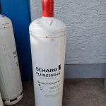 weiße Scharr Flüssigasflasche mit roter Kappe