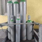 Grau-Grüne Gasflaschen aufgestellt in unterschiedlichen Größen