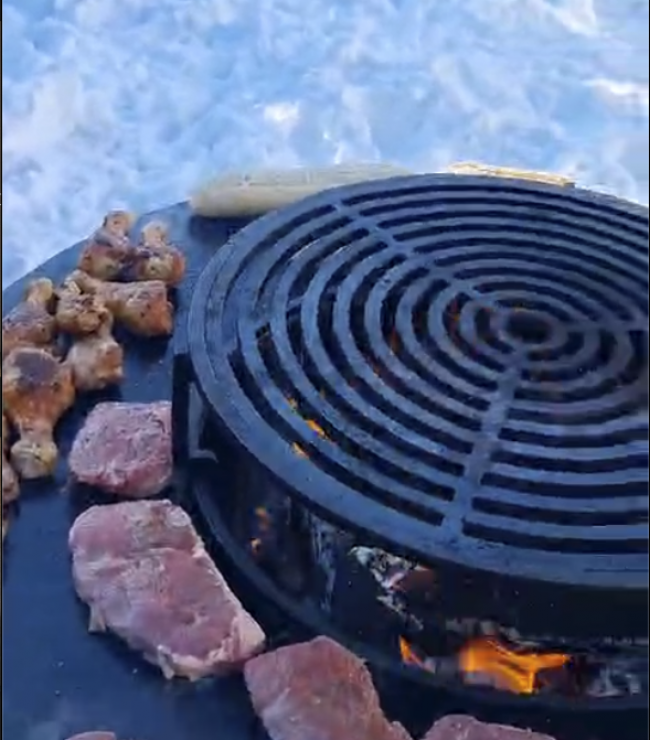 Steak und Hähnchen auf dem Ofyr Grill im Schnee